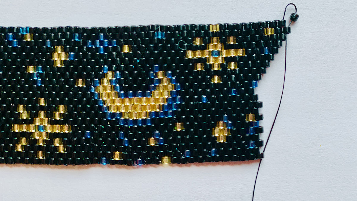 Bracelet peyote impair avec embouts de tissage Perles & Co : Etape 3