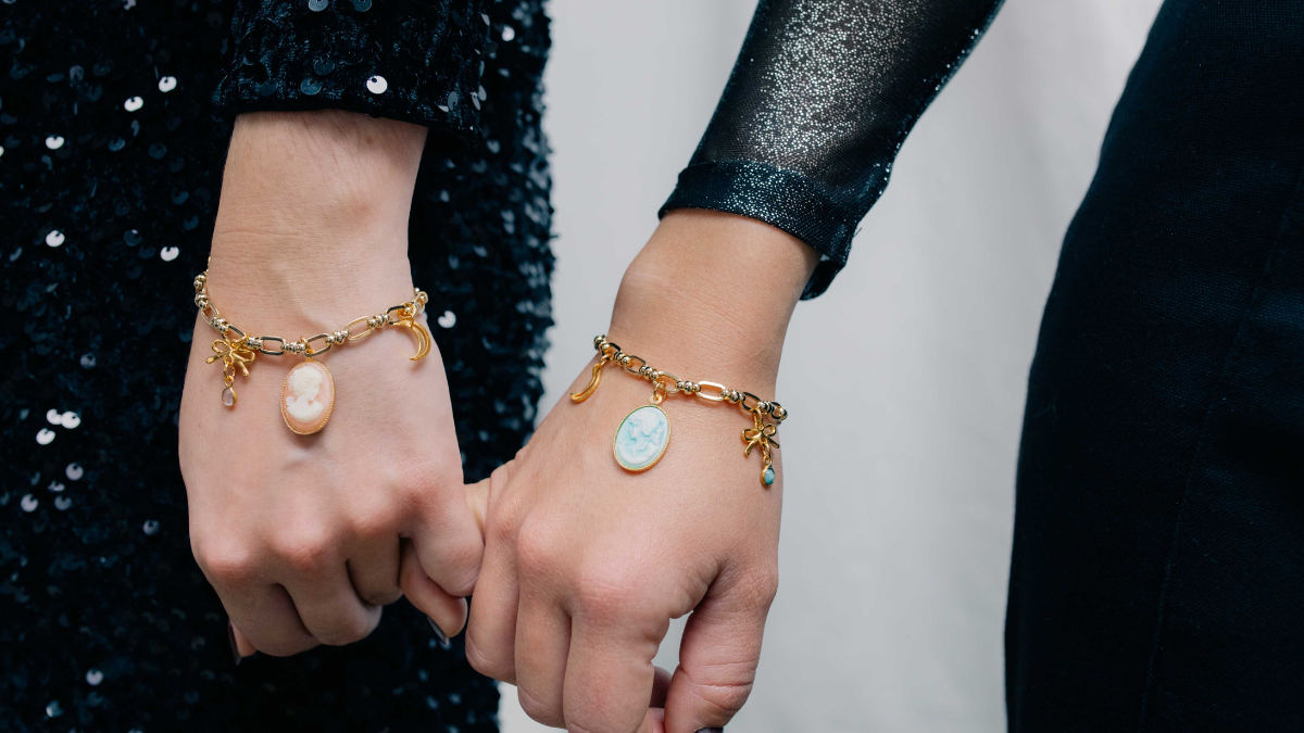 Bracelet maille dorée vintage avec breloques Bracelet maille dorée vintage avec breloques