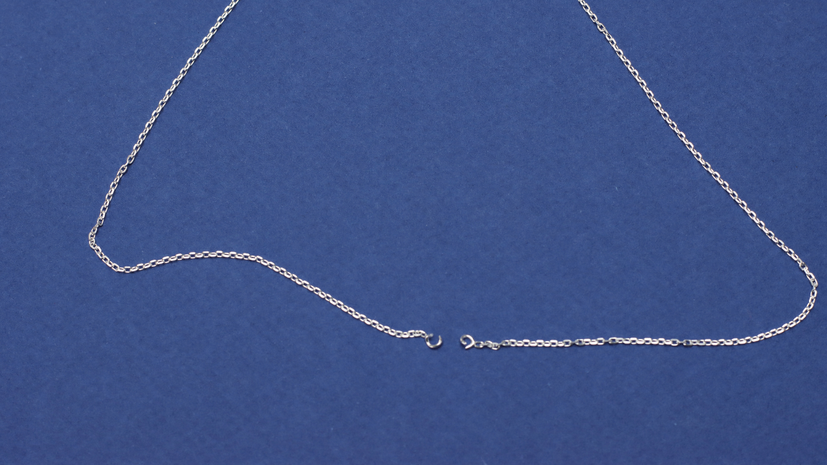 Collier argenté avec cristaux bleus : Etape 1