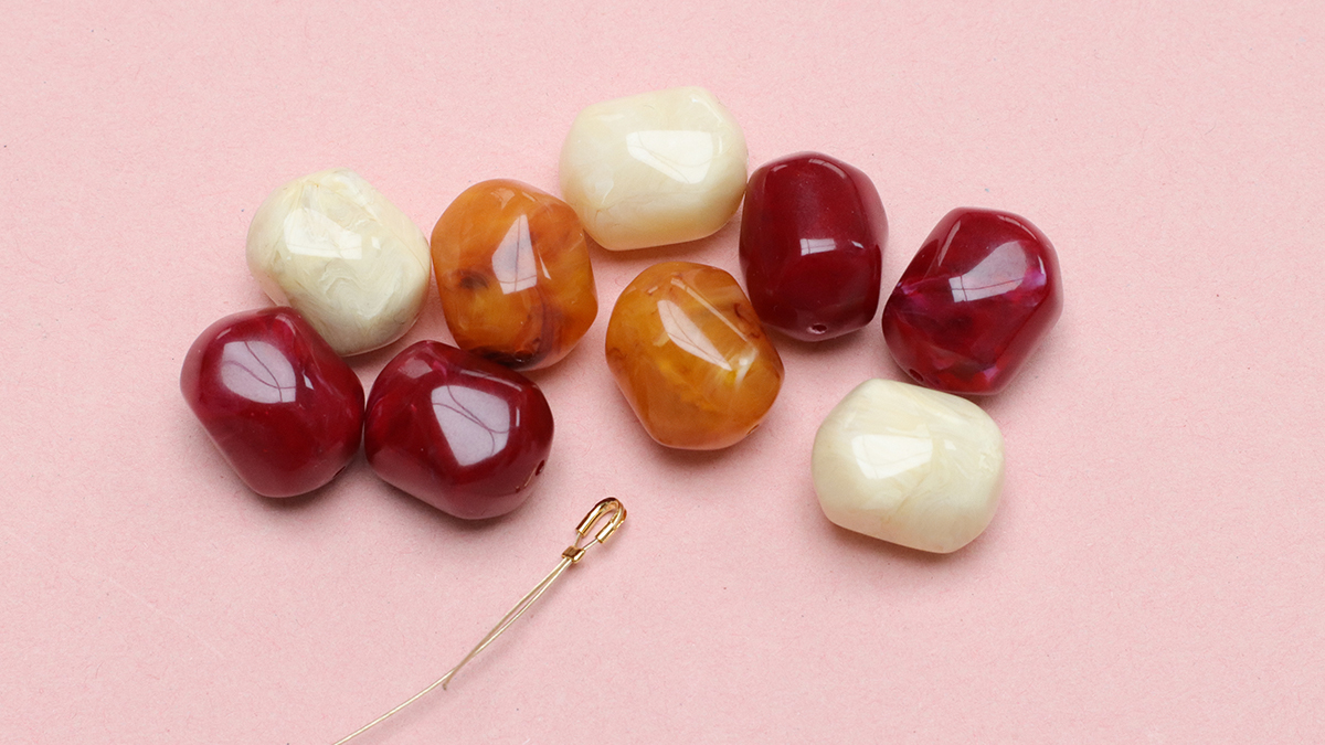 Collier perles XXL colorées avec pendentif soleil : Etape 1