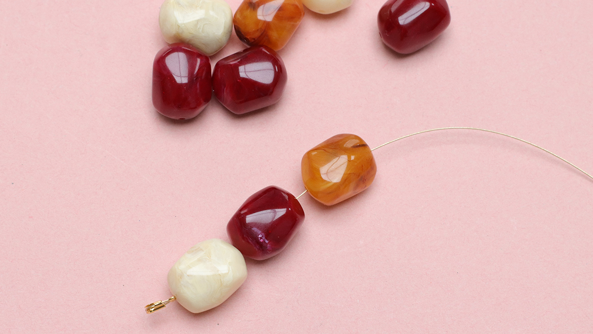 Collier perles XXL colorées avec pendentif soleil : Etape 2