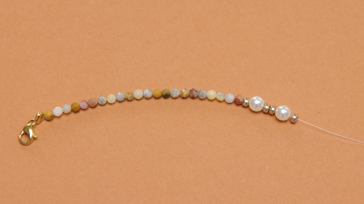 Bracelets marrons en pierres naturelles et perles facettées : Etape 4