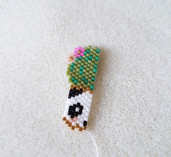 Broche Tasse panda et cactus en perles Miyuki avec un tissage brick stitch : Etape 2