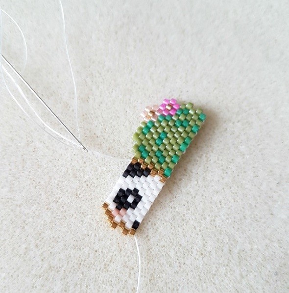 Broche Tasse panda et cactus en perles Miyuki avec un tissage brick stitch : Etape 3