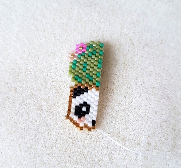 Broche Tasse panda et cactus en perles Miyuki avec un tissage brick stitch : Etape 4