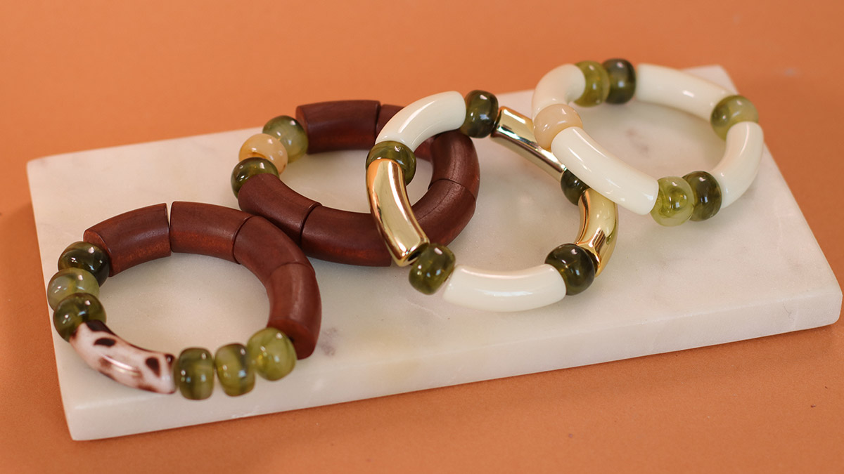 Bracelets perles tubes incurvées léopard et kaki : Etape 3
