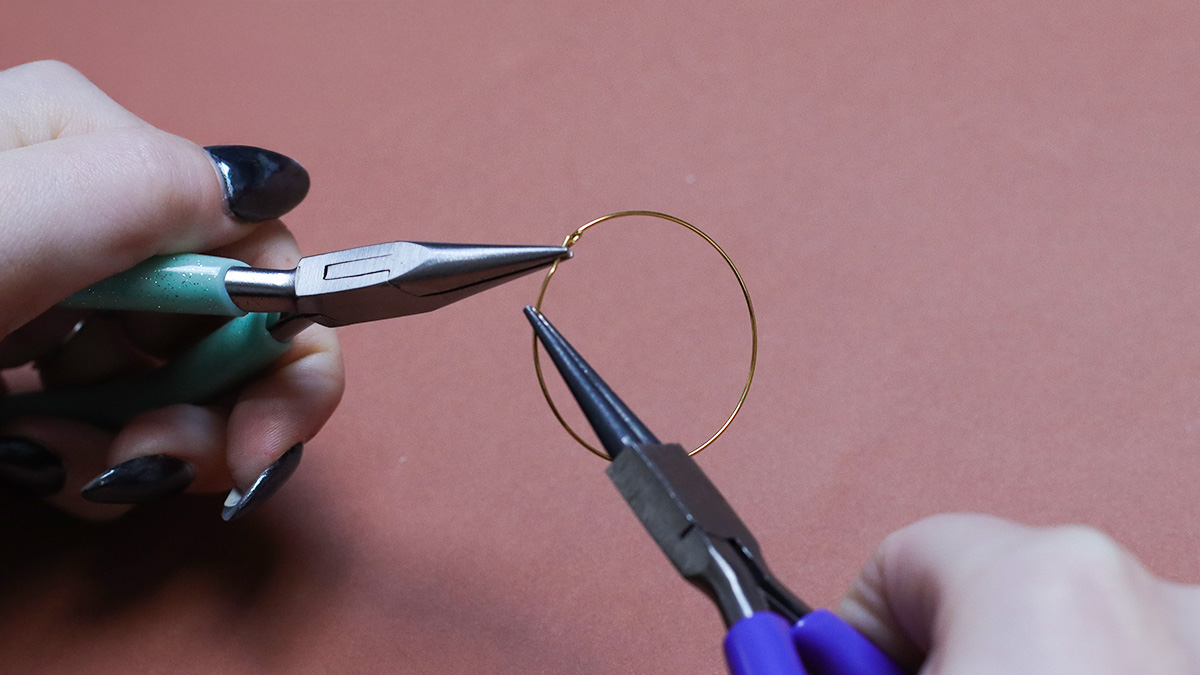 Créoles perlées en pierres naturelles oeil de tigre : Etape 1