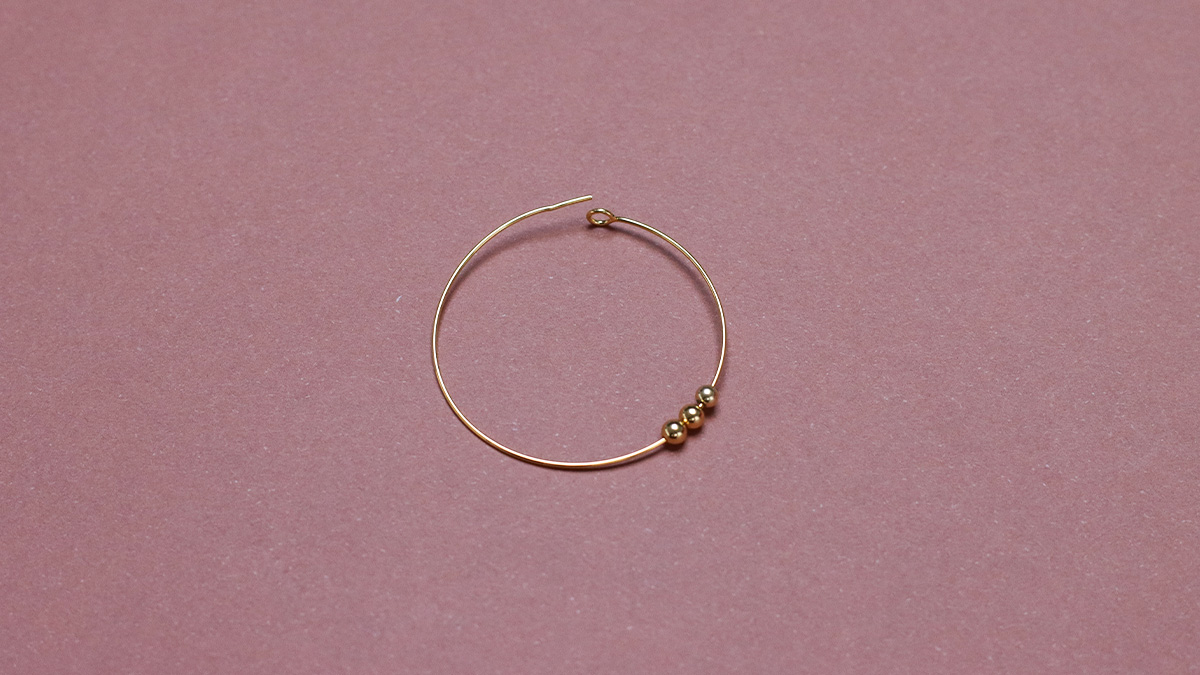 Créoles perlées en pierres naturelles oeil de tigre : Etape 2