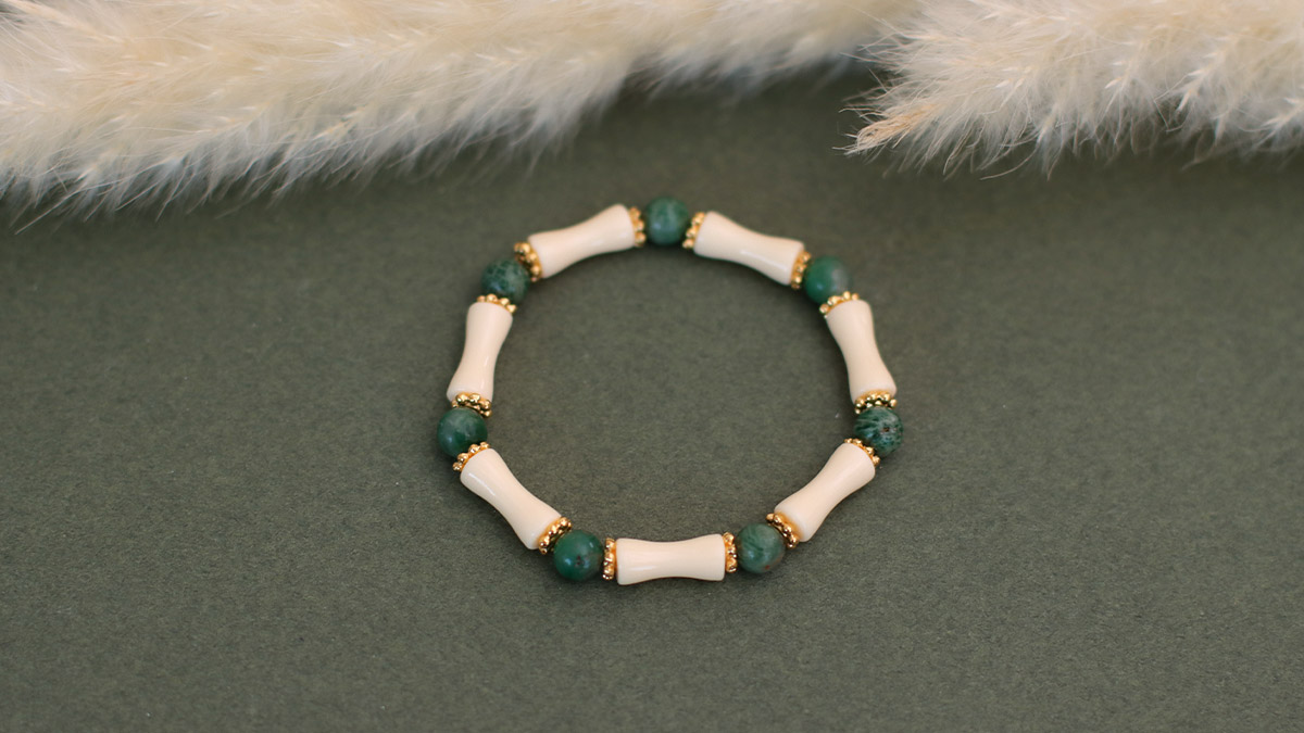 Bracelets élastiques perles tubes verts : Etape 1