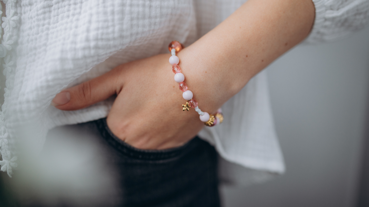 Schéma Bracelet rose avec perles en résine et breloque fleur