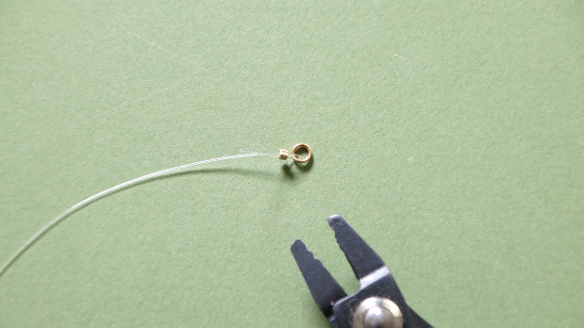 Bracelet rose avec perles en résine et breloque fleur : Etape 2