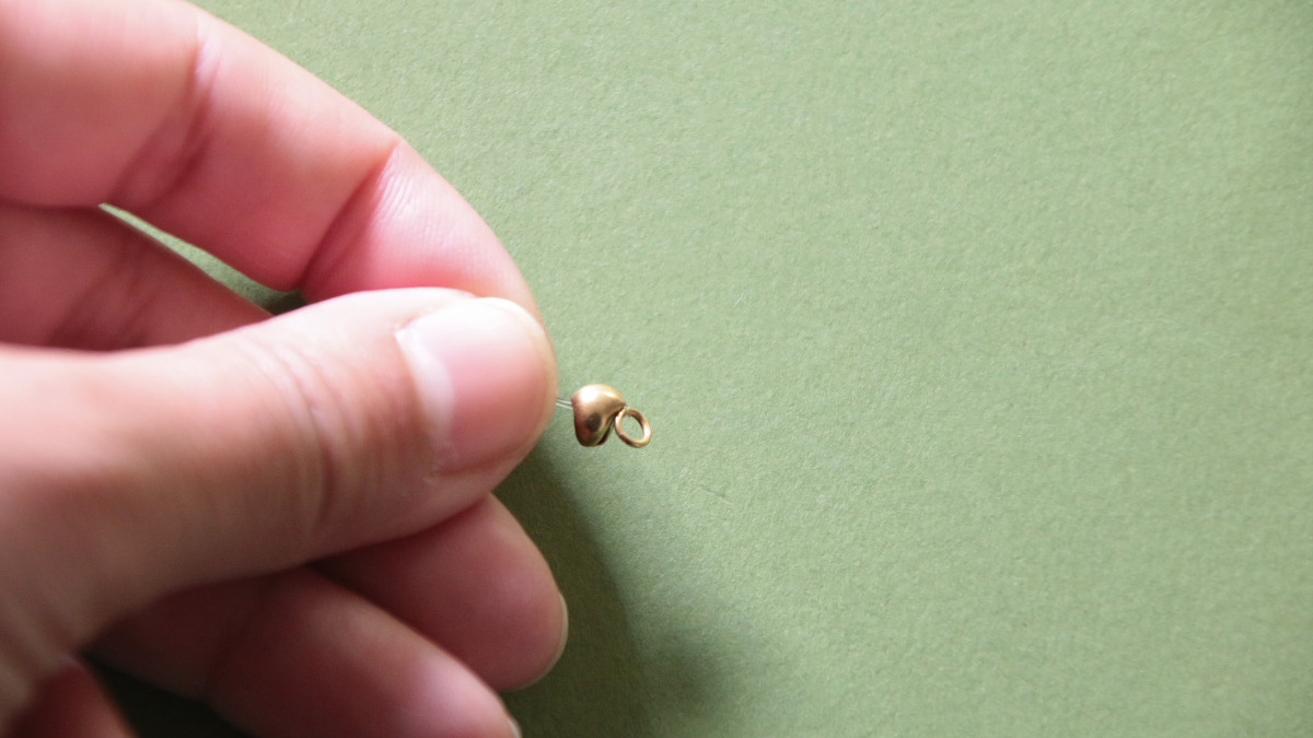 Bracelet rose avec perles en résine et breloque fleur : Etape 3