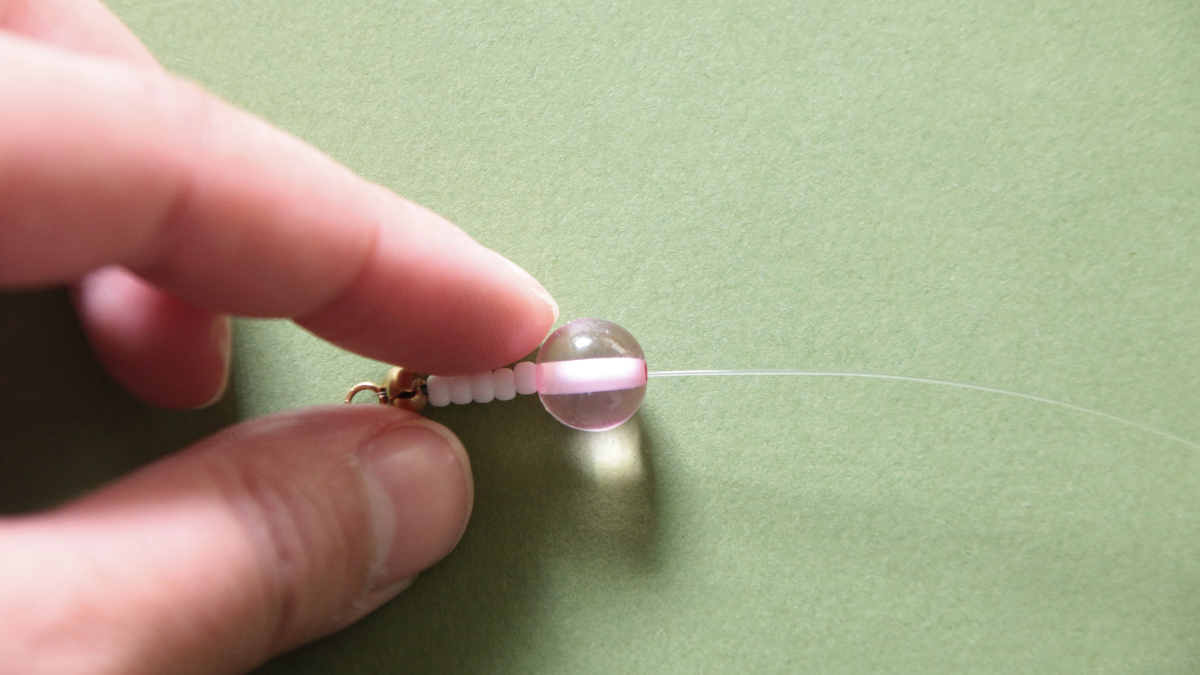 Bracelet rose avec perles en résine et breloque fleur : Etape 4