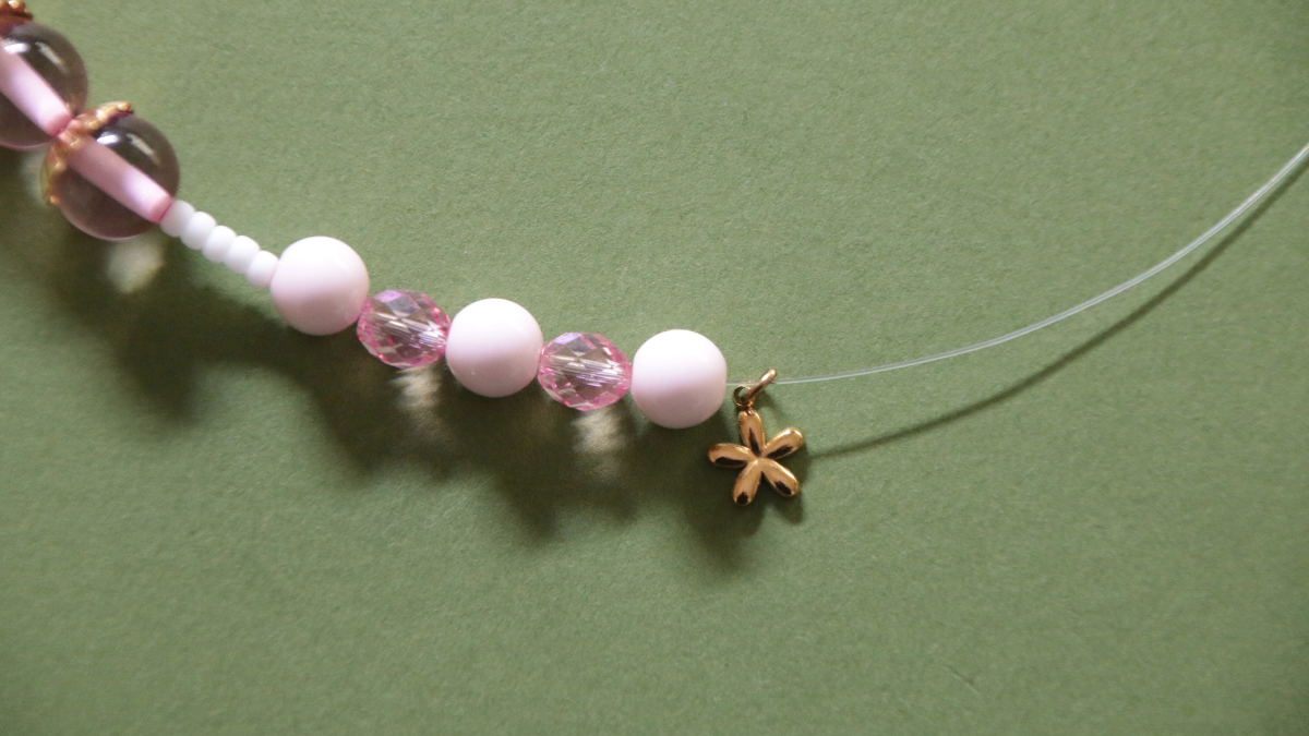 Bracelet rose avec perles en résine et breloque fleur : Etape 7