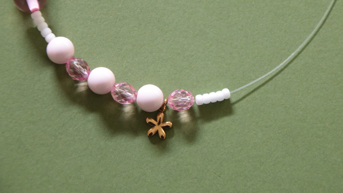 Bracelet rose avec perles en résine et breloque fleur : Etape 8