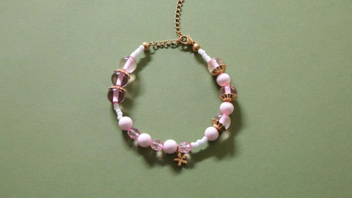 Bracelet rose avec perles en résine et breloque fleur : Etape 11