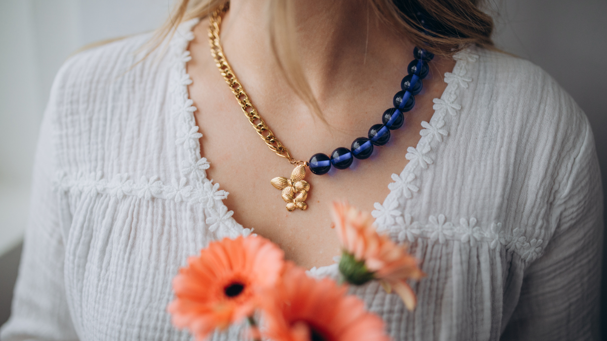 Schéma Collier avec grosses perles et pendentif papillon Schéma Collier avec grosses perles et pendentif papillon