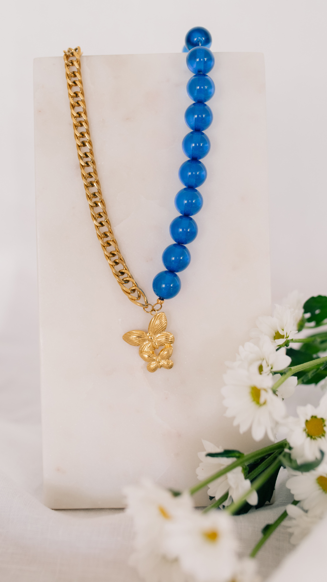 Collier avec grosses perles et pendentif papillon