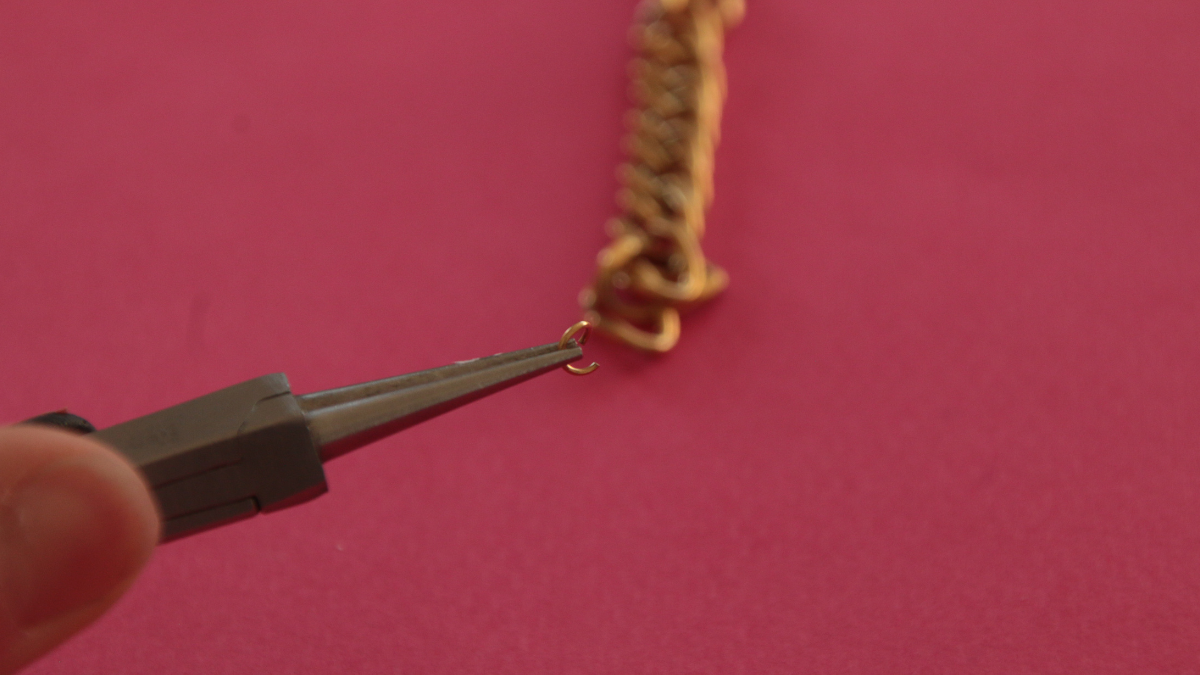 Collier avec grosses perles et pendentif papillon : Etape 4 Collier avec grosses perles et pendentif papillon : Etape 4