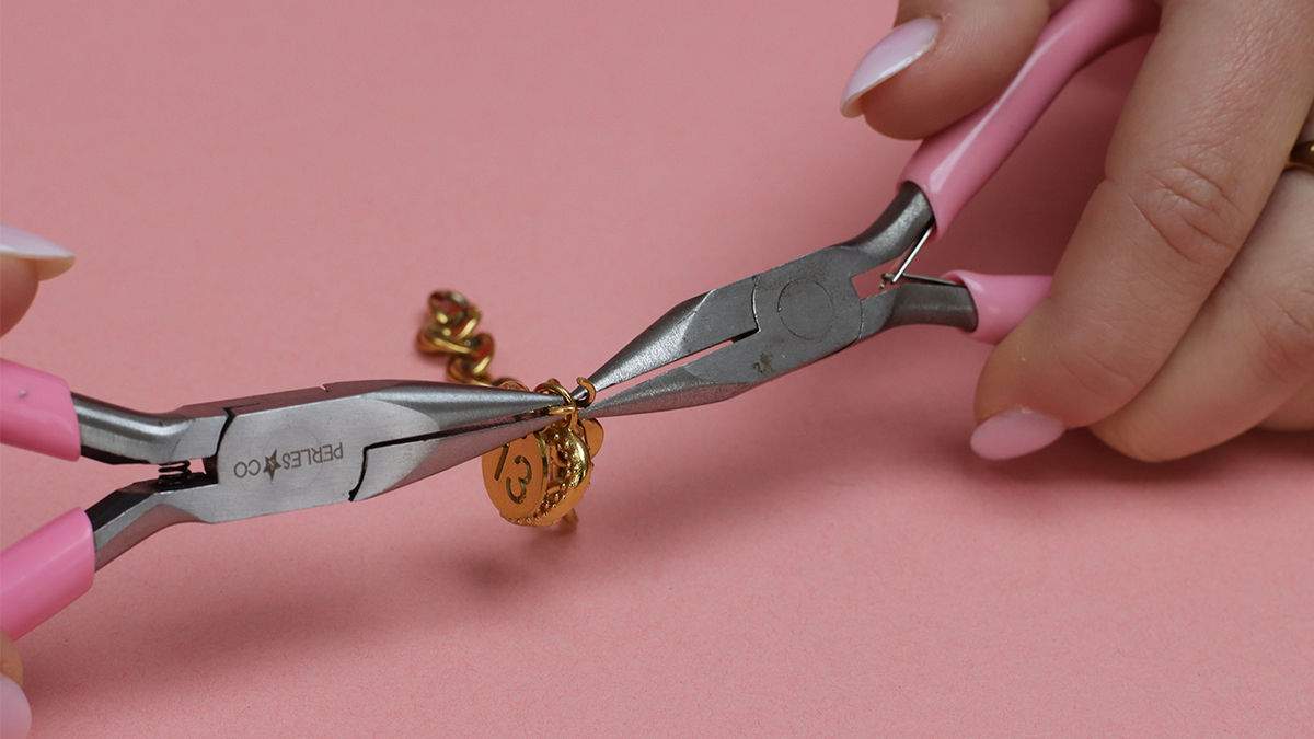 Bijou de sac avec pendentif lettre et serpent : Etape 2