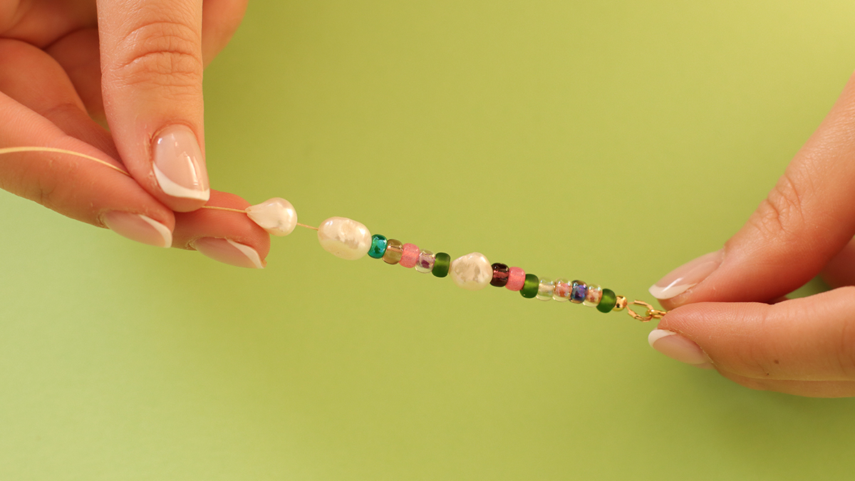 Colliers roses et verts avec pendentif papillon et perles fleurs : Etape 4