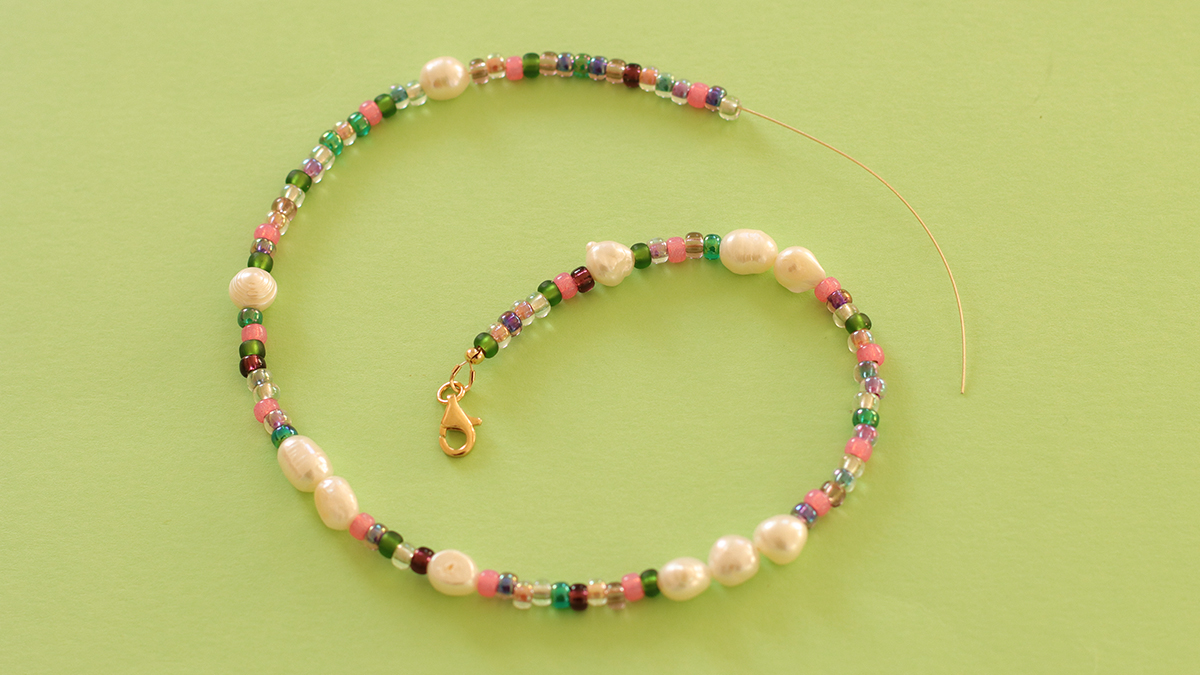 Colliers roses et verts avec pendentif papillon et perles fleurs : Etape 5