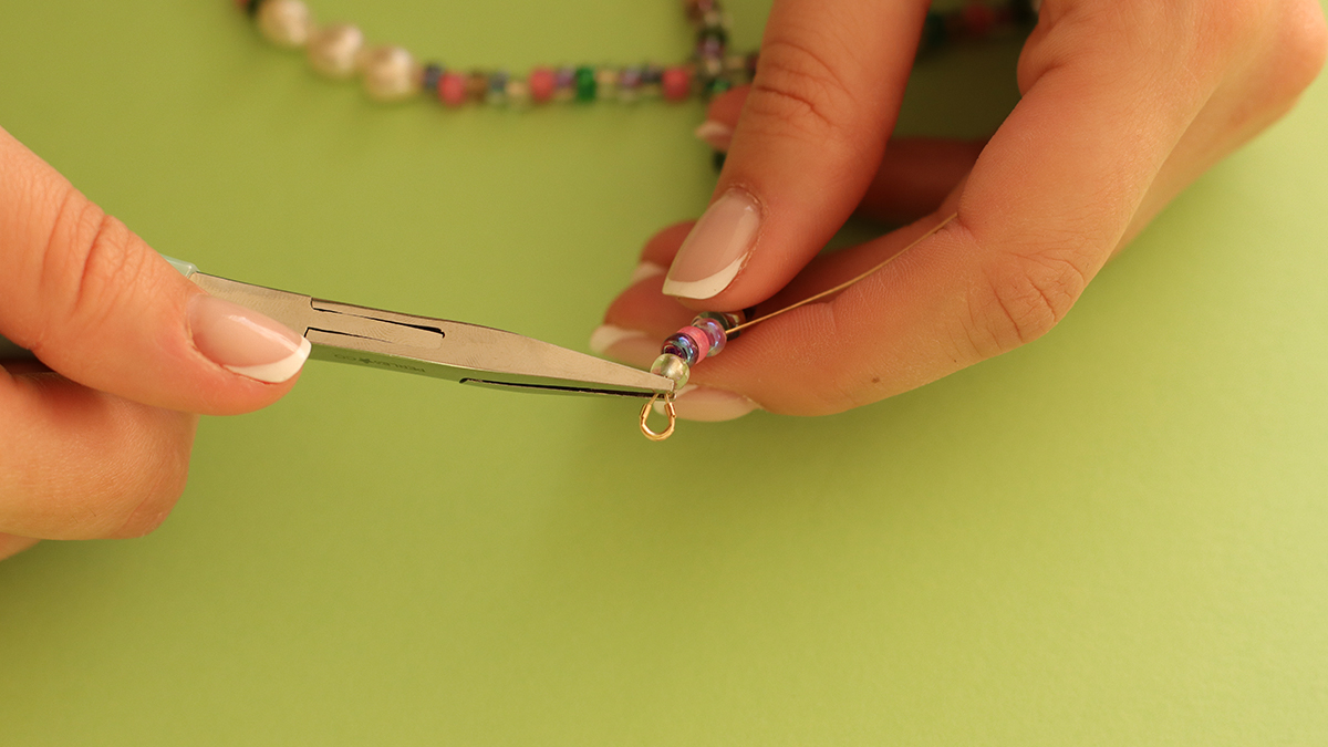 Colliers roses et verts avec pendentif papillon et perles fleurs : Etape 6