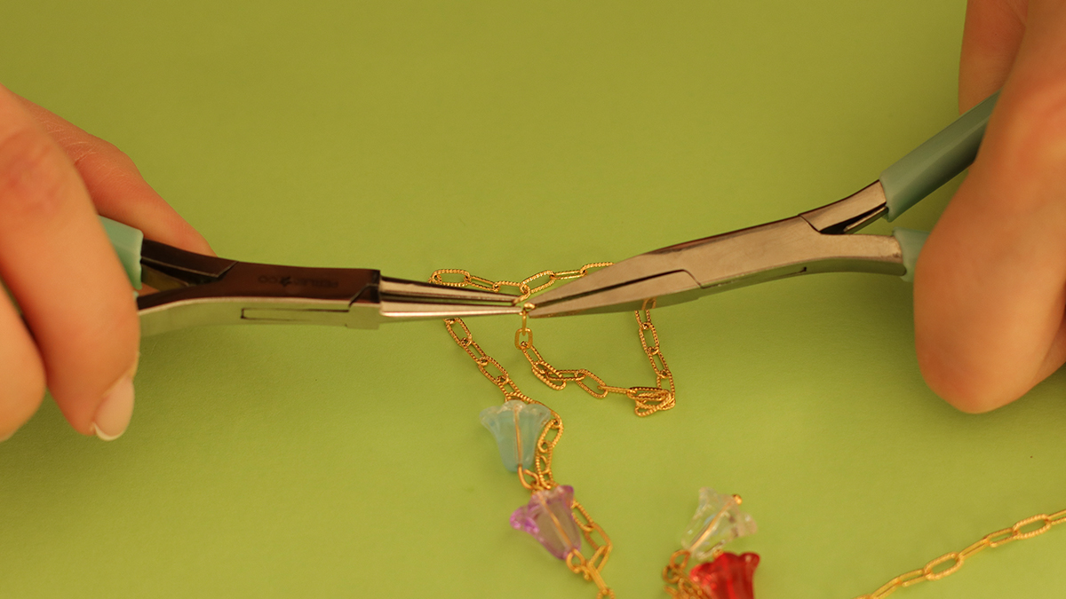 Colliers roses et verts avec pendentif papillon et perles fleurs : Etape 13