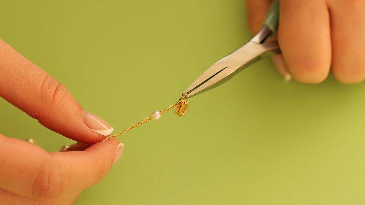 Colliers roses et verts avec pendentif papillon et perles fleurs : Etape 14