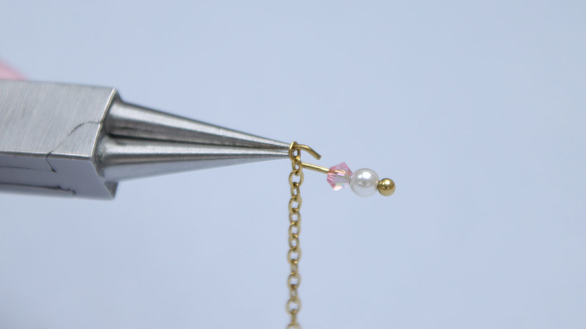 Boucles d'oreilles fleurs pendantes et perles nacrées : Etape 3