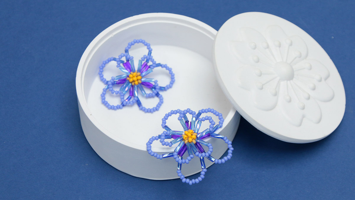 Schéma Clous d'oreilles Fleurs en perles de rocailles et Bugles