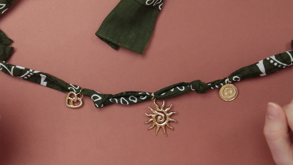 Collier Bandana Femme pendentif soleil : Etape 4