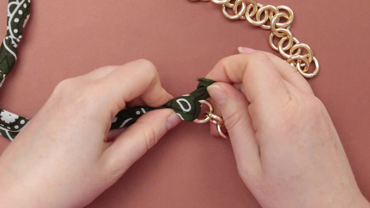 Collier Bandana Femme pendentif soleil : Etape 5