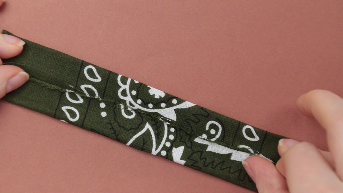 Collier Bandana Femme pendentif soleil : Etape 2