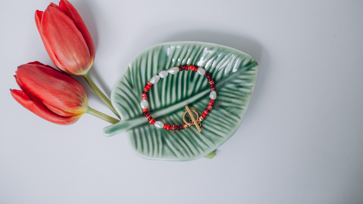 Schéma Bracelet rouge en perles de rocaille et perles d'eau douce Schéma Bracelet rouge en perles de rocaille et perles d'eau douce