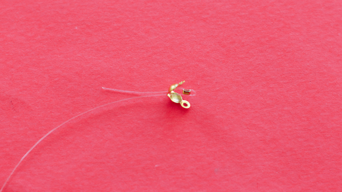 Bracelet rouge en perles de rocaille et perles d'eau douce : Etape 2 Bracelet rouge en perles de rocaille et perles d'eau douce : Etape 2