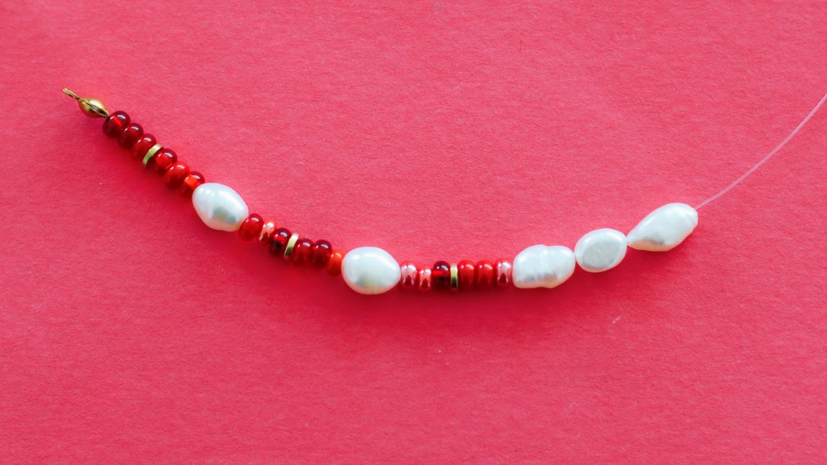 Bracelet rouge en perles de rocaille et perles d'eau douce : Etape 4 Bracelet rouge en perles de rocaille et perles d'eau douce : Etape 4