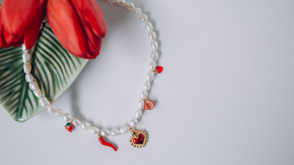 Schéma Collier perles d'eau douce et breloques rouges