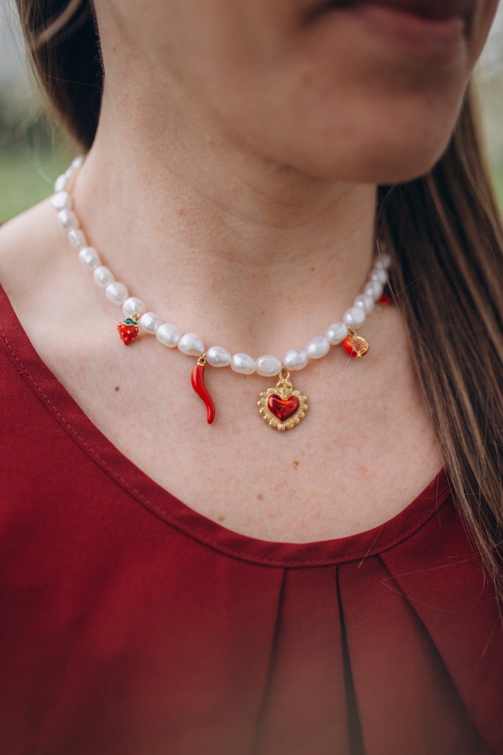 Schéma Collier perles d'eau douce et breloques rouges