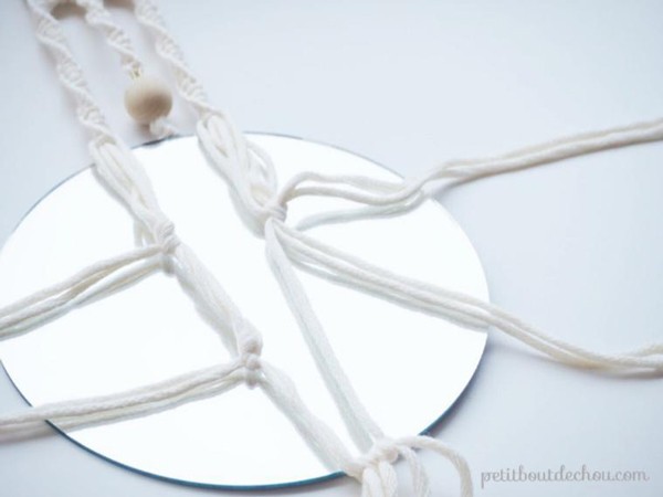 DIY miroir suspendu macramé et perles en bois tendance : Etape 9