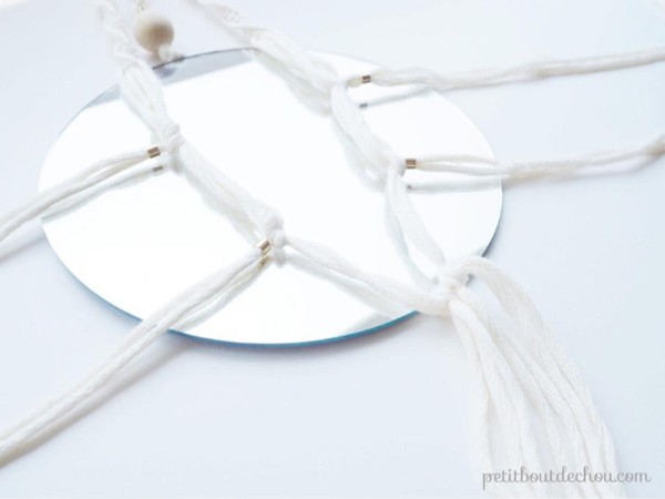 DIY miroir suspendu macramé et perles en bois tendance : Etape 10