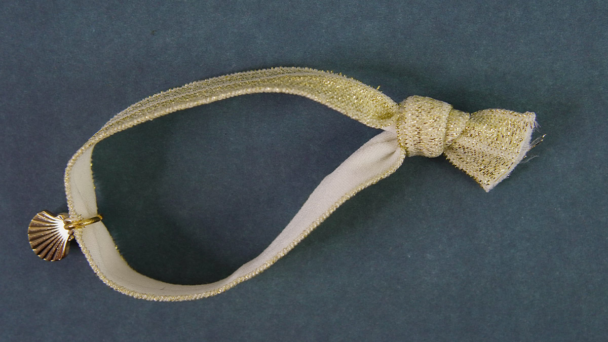 Bracelet Ruban élastique doré avec médaille coquillage : Etape 6