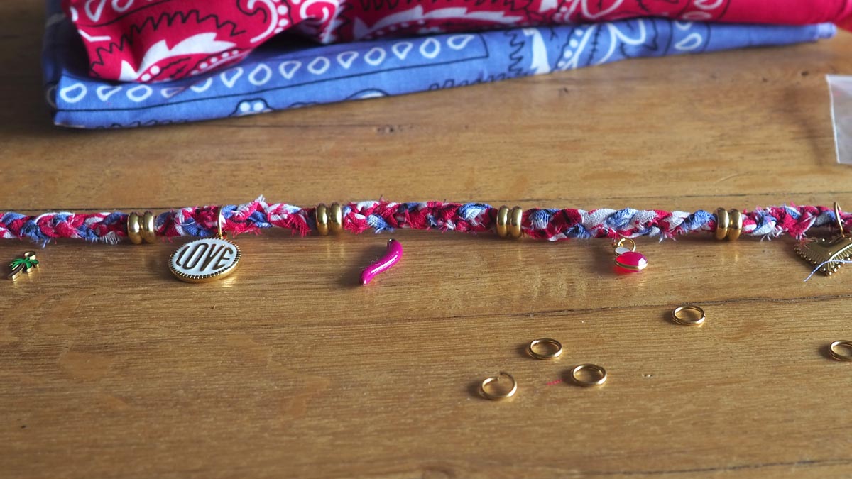 Tuto bracelet Bandana avec breloques charms : Etape 3