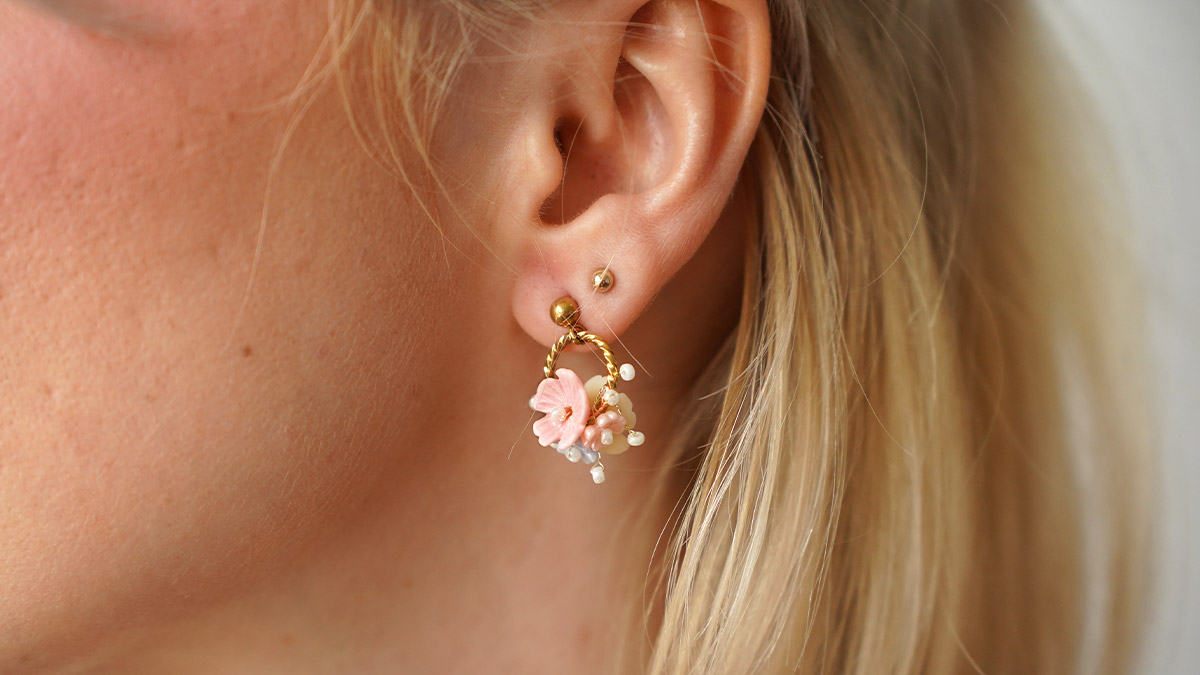 Petites Boucles d'oreilles fleurs et perles de rocailles Petites Boucles d'oreilles fleurs et perles de rocailles
