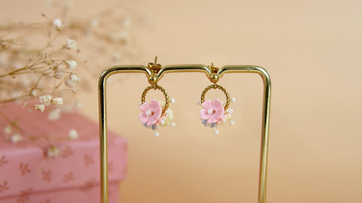 Schéma Petites Boucles d'oreilles fleurs et perles de rocailles