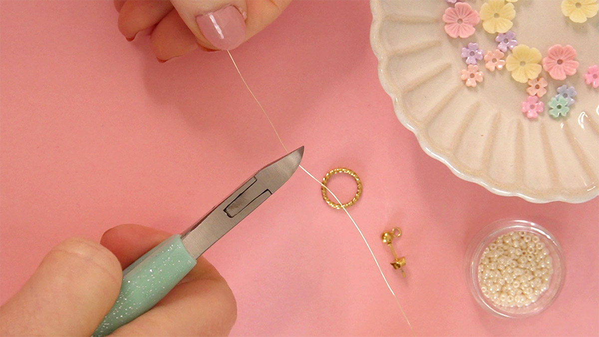 Petites Boucles d'oreilles fleurs et perles de rocailles : Etape 1