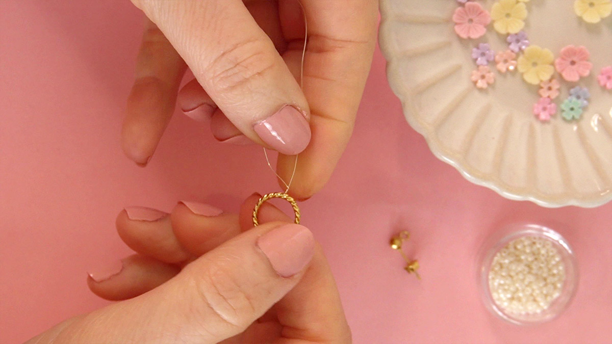 Petites Boucles d'oreilles fleurs et perles de rocailles : Etape 2