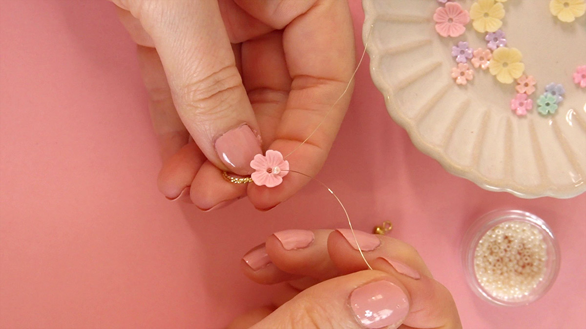 Petites Boucles d'oreilles fleurs et perles de rocailles : Etape 3