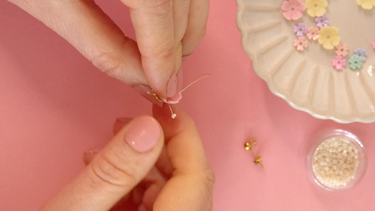 Petites Boucles d'oreilles fleurs et perles de rocailles : Etape 4