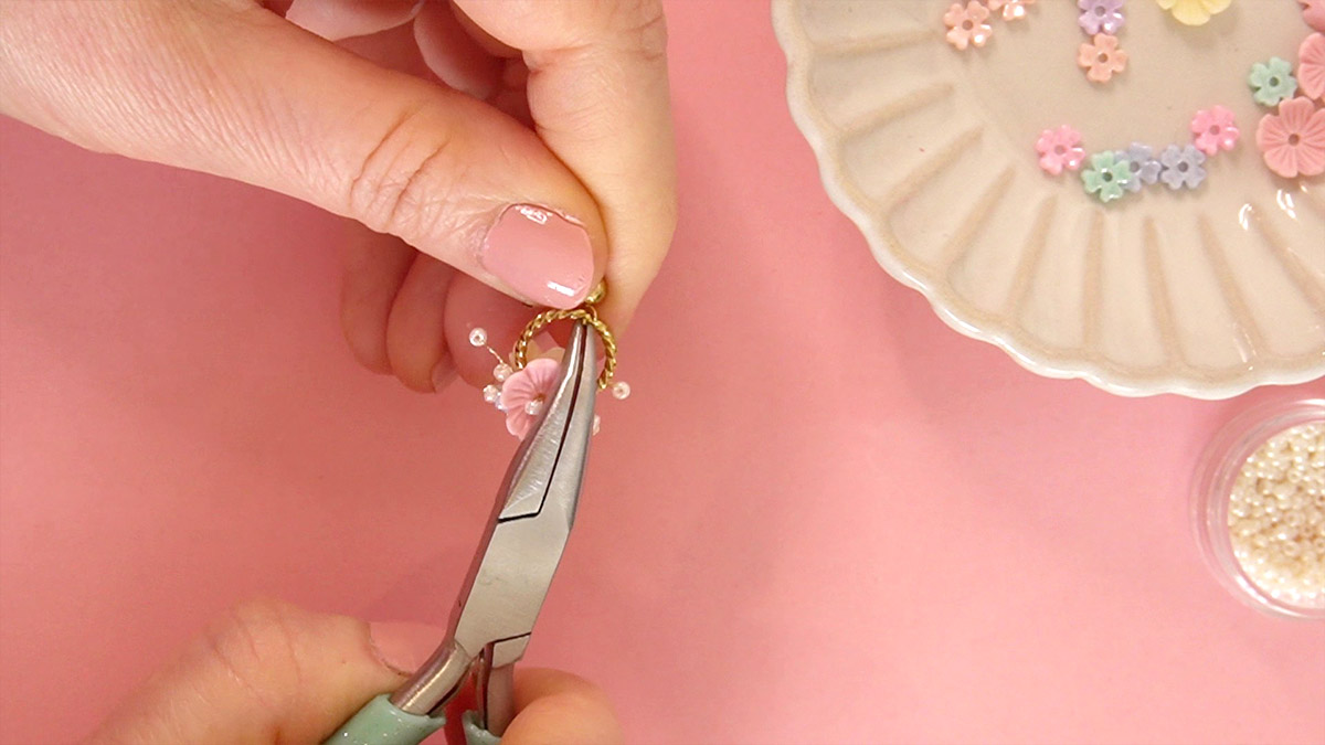 Petites Boucles d'oreilles fleurs et perles de rocailles : Etape 6